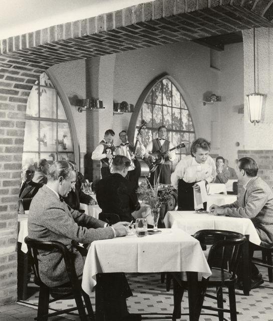 PAAVO TYNELL, kattovalaisin, Taito 1900-luvun puoliväli.