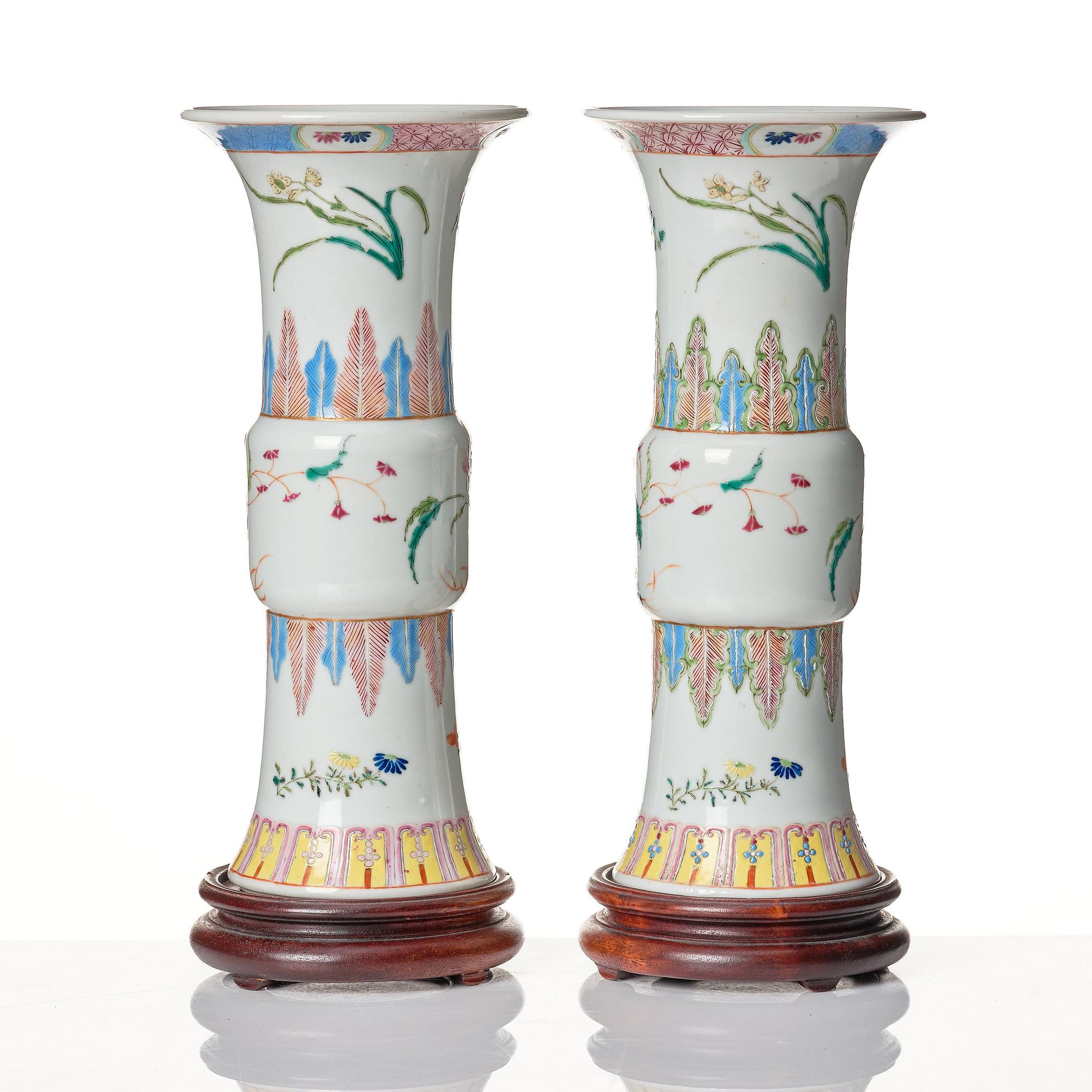 Trumpetvaser, ett par, porslin. Qing dynastin, 1800-tal.