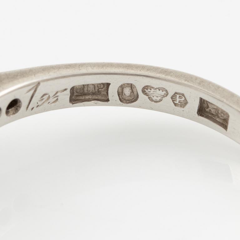 Ring in platinum with brilliant-cut diamond.