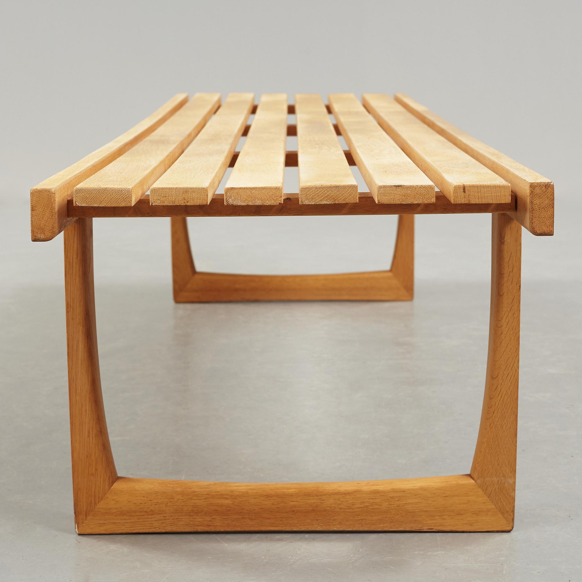 A bench "Tokoy" by Yngvar Snadström, Triva-serien for NK.