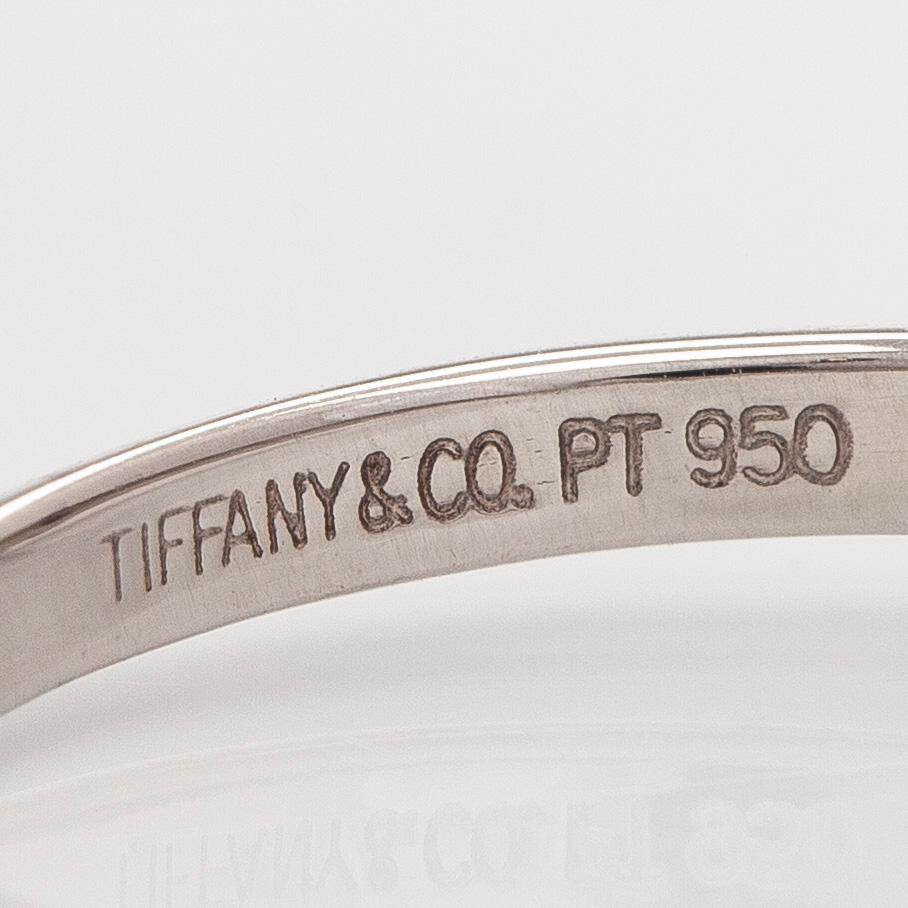 Tiffany & Co, sormus, platinaa, briljanttihiottu timantti n. 0.23 ct kaiverruksen mukaan. Sertifikaatilla.
