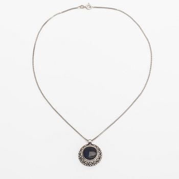 Kai Lindström, Halsband, sterlingsilver, spektrolit. Kalevala Koru, Helsingfors 1978.