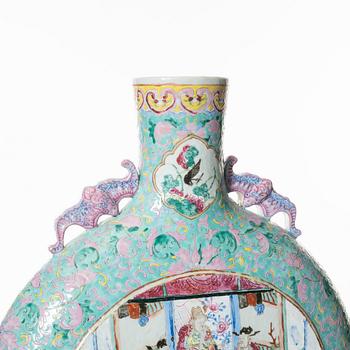 A large famille rose vase, Qing dynasty, 19th Century.