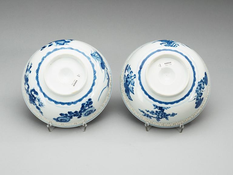 SKÅLAR, ett par, porslin. Qing dynastin, Kangxi (1662-1722).