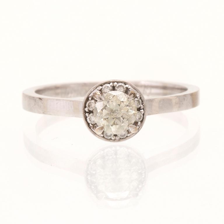 An 18K white gold ring set with round brilliant-cut diamonds.