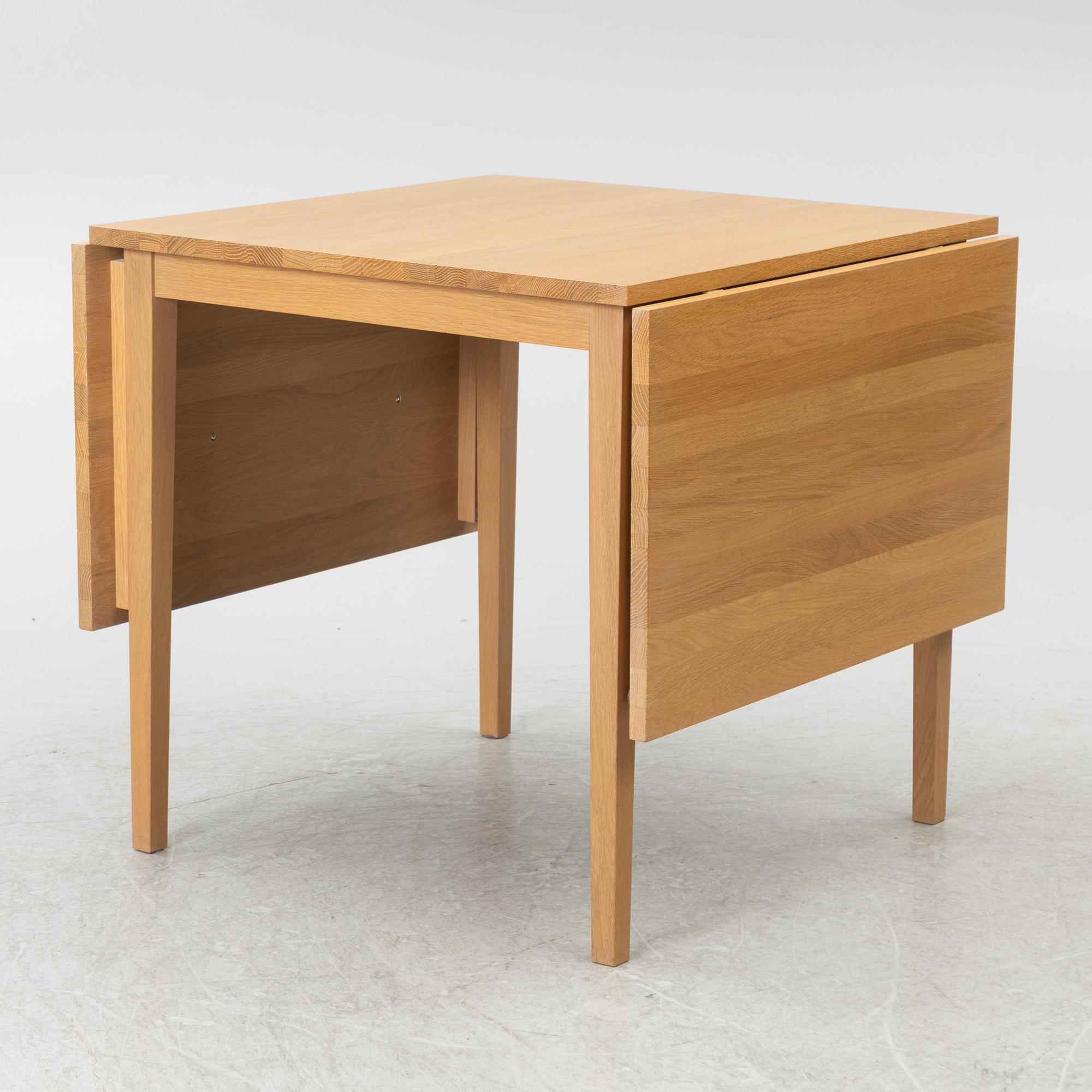 Dining table with leaves, 21st century.