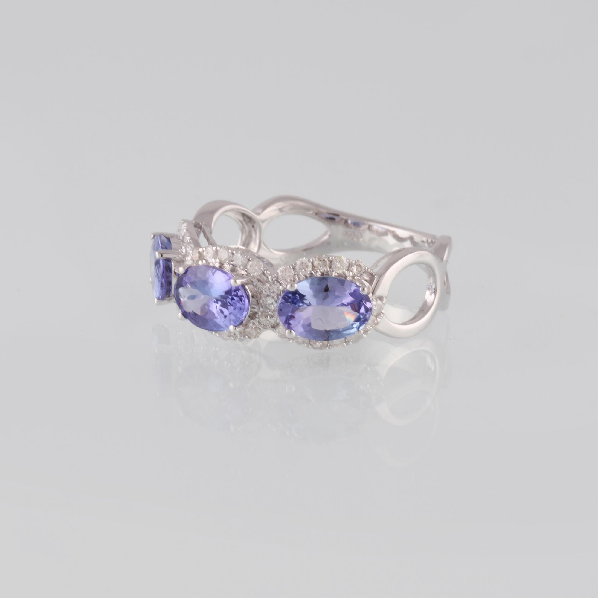 RING, 18K vitguld med briljantslipade diamanter ca 0.35 ct samt 3 ovalslipade tanzaniter ca 2.11 ct. Vikt 3,6 gram.