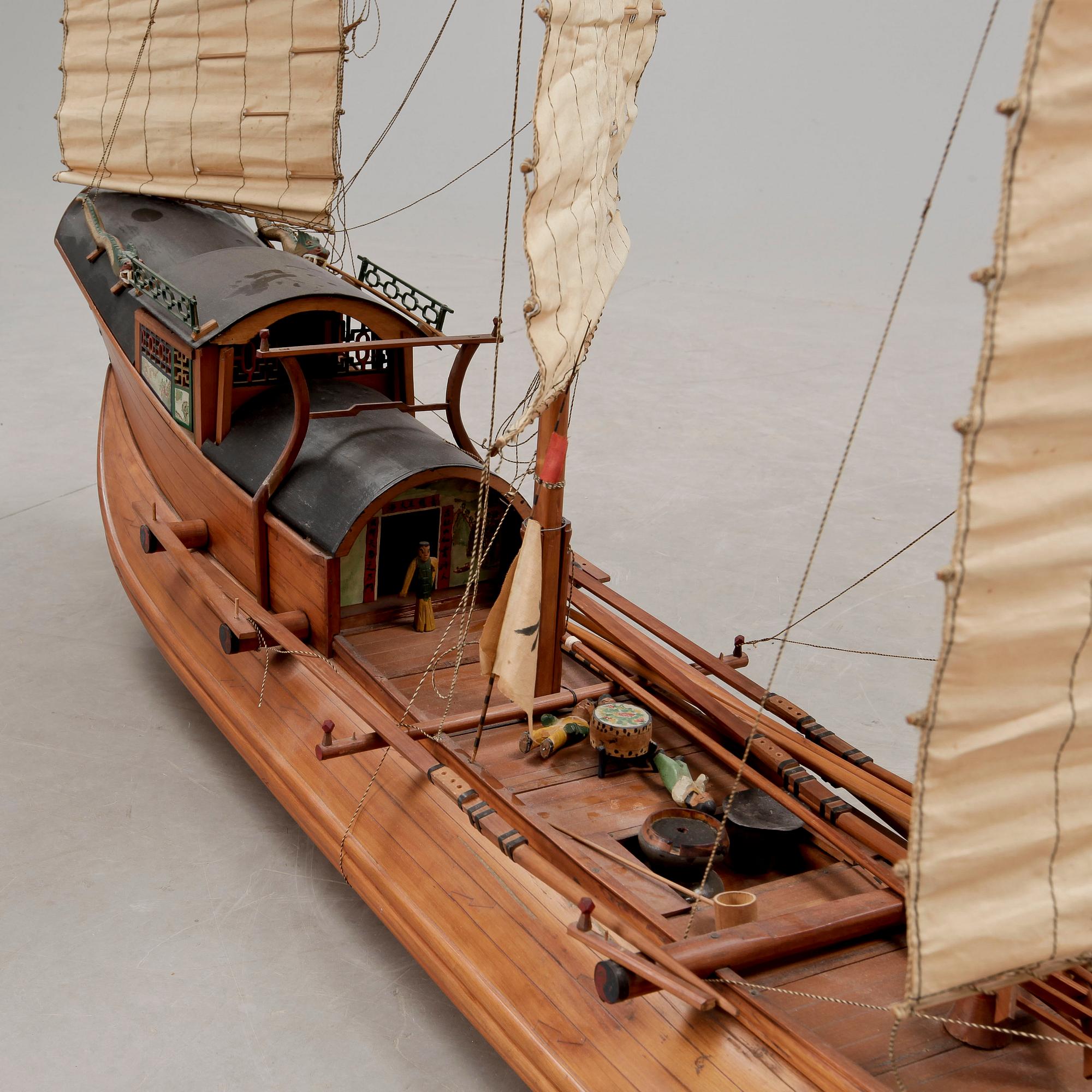 MODELLBÅT. Djonk. 1900-tal.