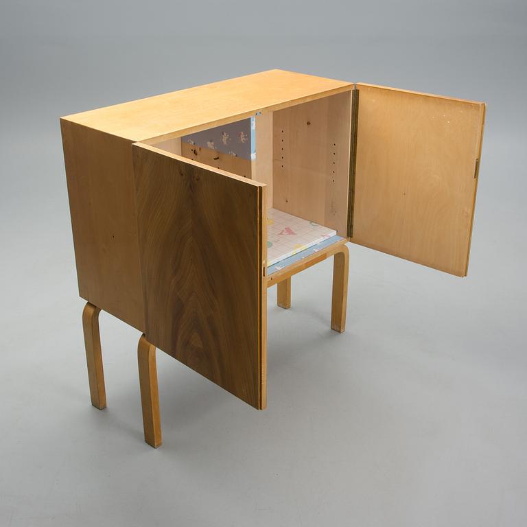 ALVAR AALTO, SKÅP 810. Tillverkad av Oy Huonekalu- ja Rakennustyötehdas Ab, Åbo. 1940-tal.