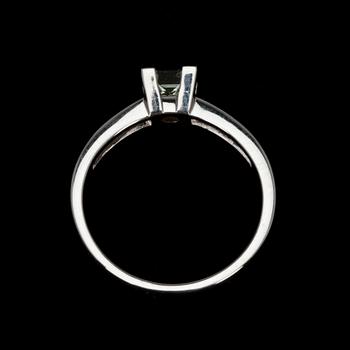 RING, vitguld 14K och diamanter. Grönfärgad mittsten 0,58 ct, SI2 och 8 sidostenar tot. 0,43 ct, H/VS. Vikt 3,6 g.