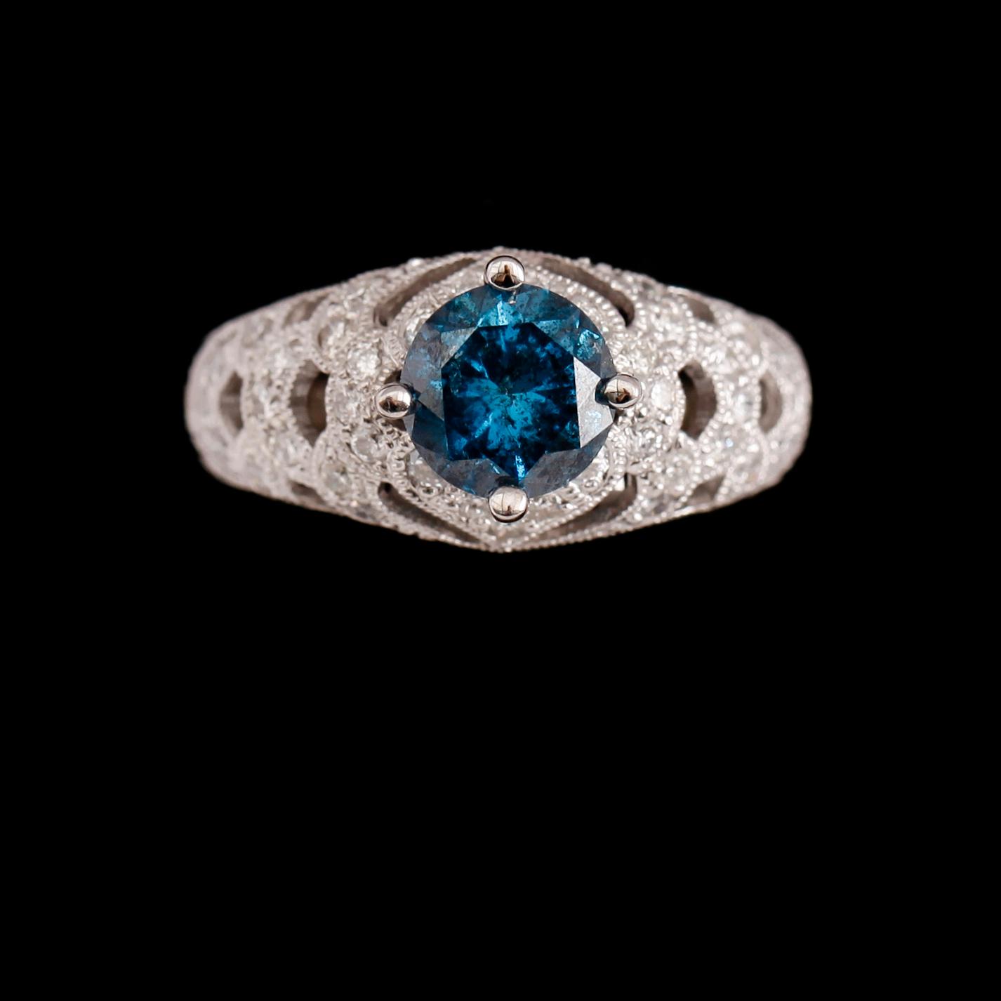 RING, 18 k vitguld, briljantslipad diamant ca 1.92 ct, mindre diamanter tot ca 0.75 ct. Tot. ca 2.67 ct.