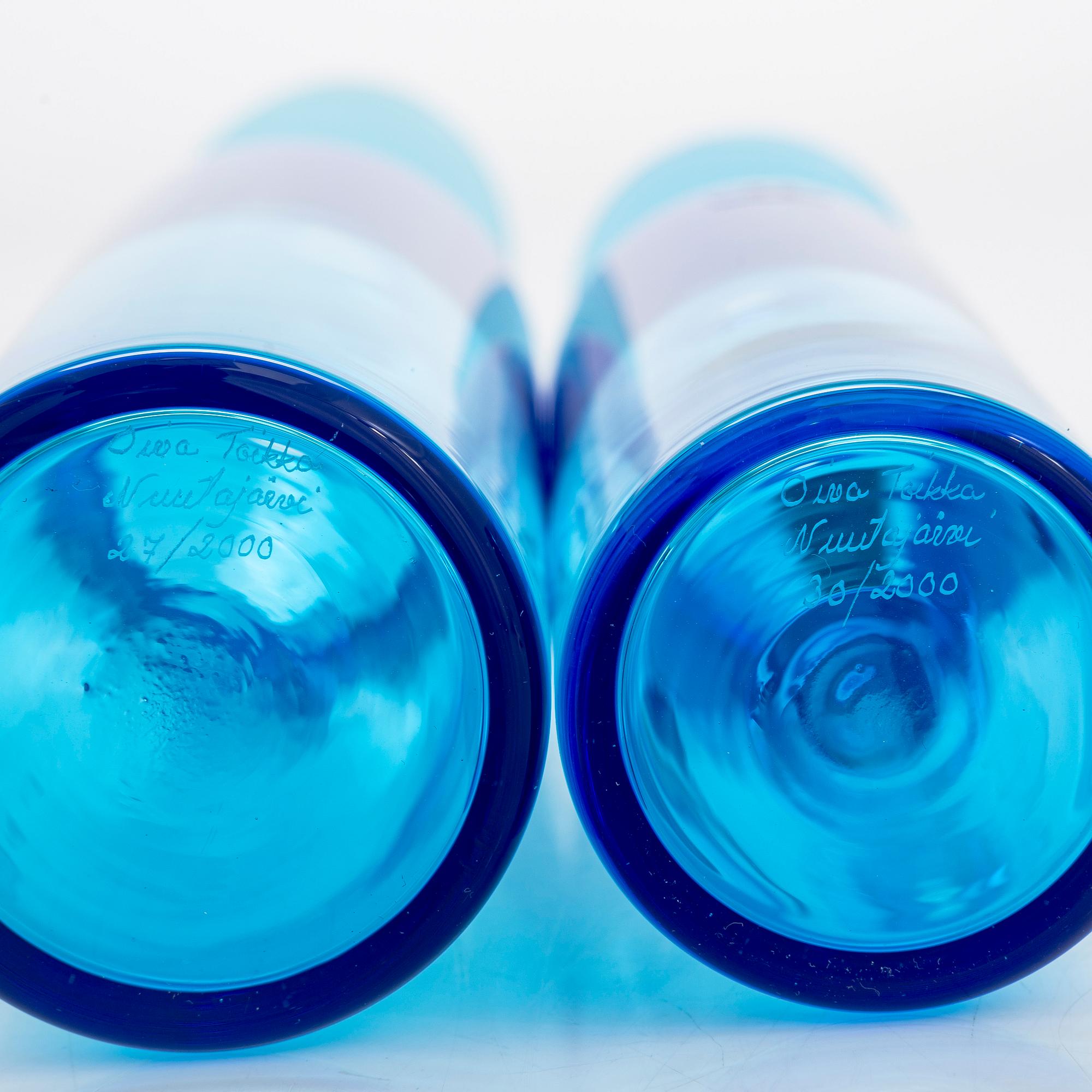 Oiva Toikka, flaskor, 2 st, signerade Oiva Toikka Nuutajärvi 30/2000 och 27/2000.