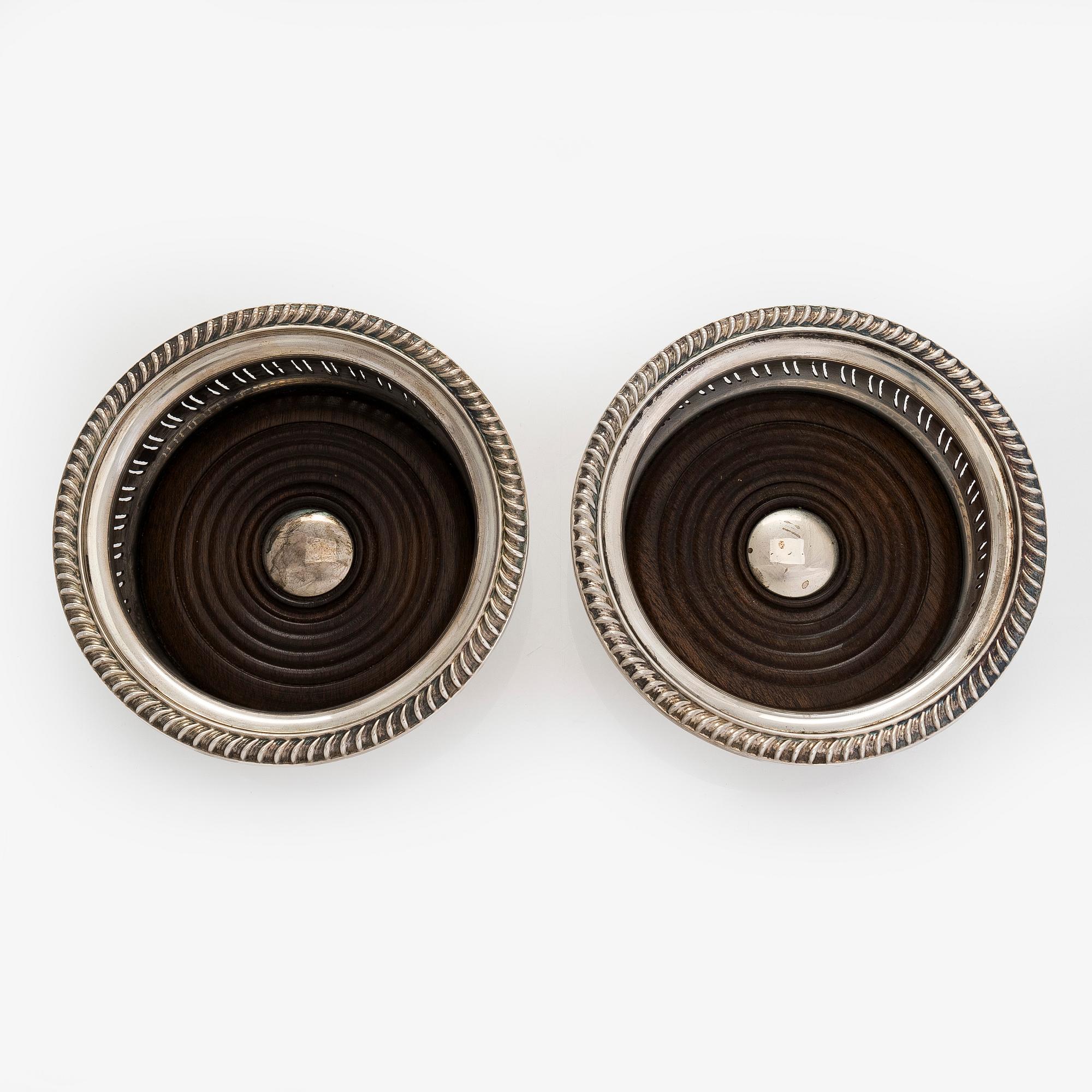 Barker Ellis Silver Co, Coasters, ett par, sterlingsilver och trä,Birmingham 1968.