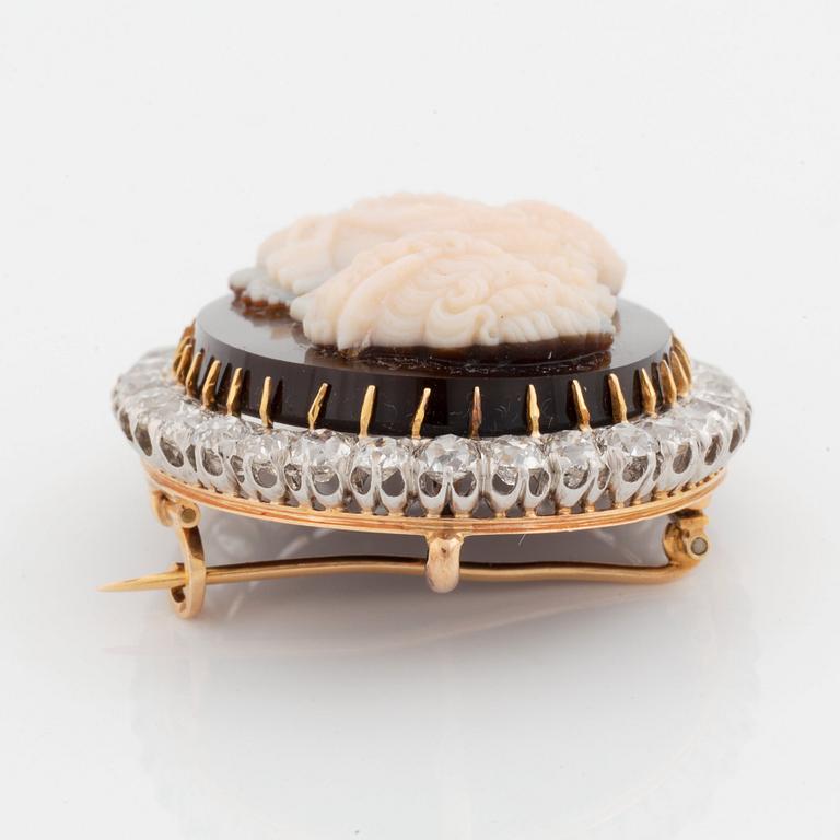Brosch/hänge guld och platina med en camé och gammalslipade diamanter.