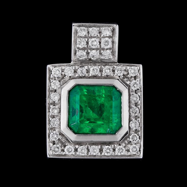 HÄNGSMYCKE, smaragdslipad smaragd, ca 1.80 ct och briljantslipade diamanter, tot. ca 0.40 ct.