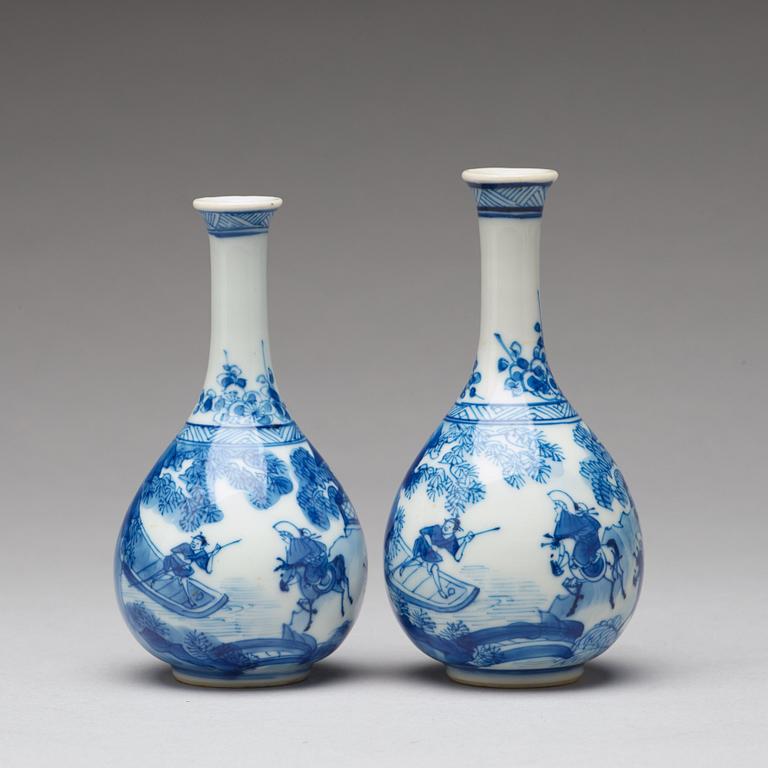 A pair of blue and white pear shaped vases, Qing dynasty, Kangxi (1662-1722).