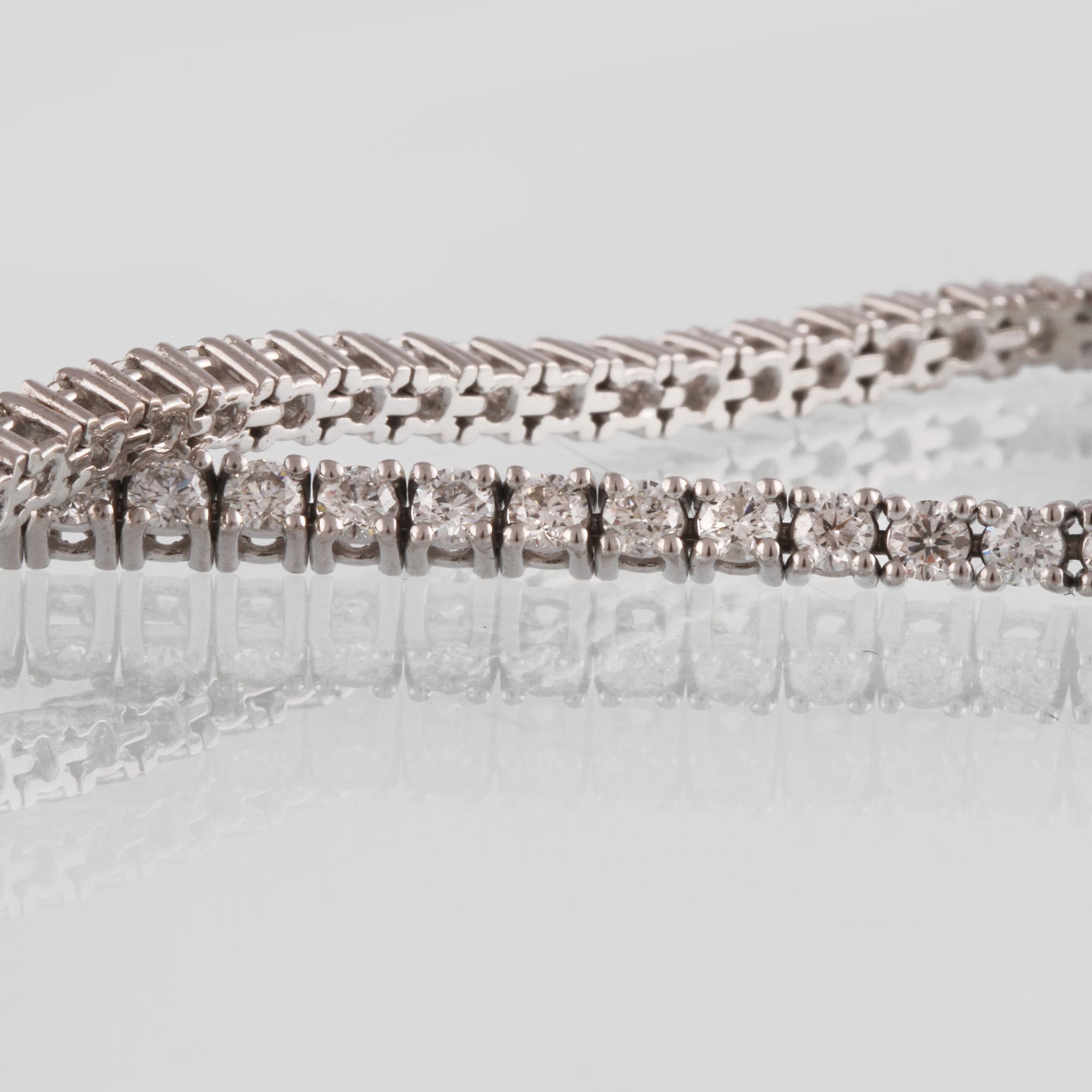 ARMBAND, 18K vitguld med briljantslipade diamanter ca 3.10 ct. Vikt 9,4 gram.
