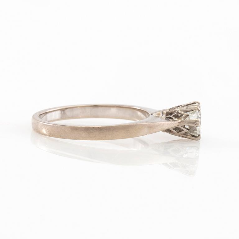Ring solitär 18K vitguld med en rund briljantslipad diamant.