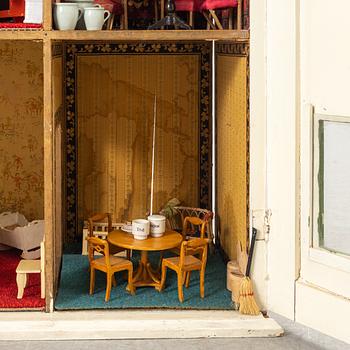 Dockskåp med dockskåpsmöbler samt tillbehör, bl a Berit Bergström, Nolbyn, Värmländskt Hantverk, 1940-/50-tal.