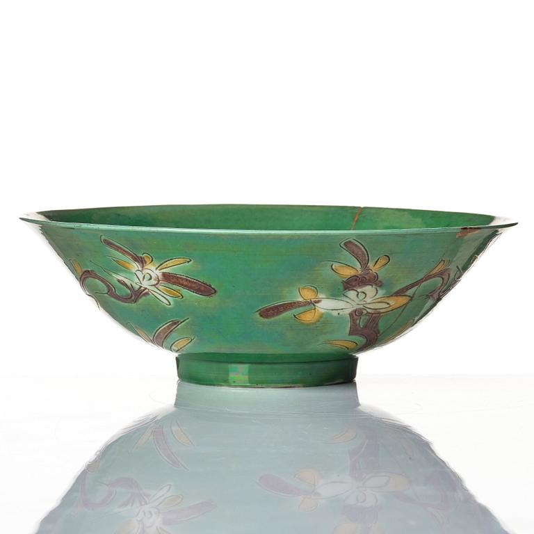 A green glazed brinjal bowl, Qing dynasty, circa 1700.