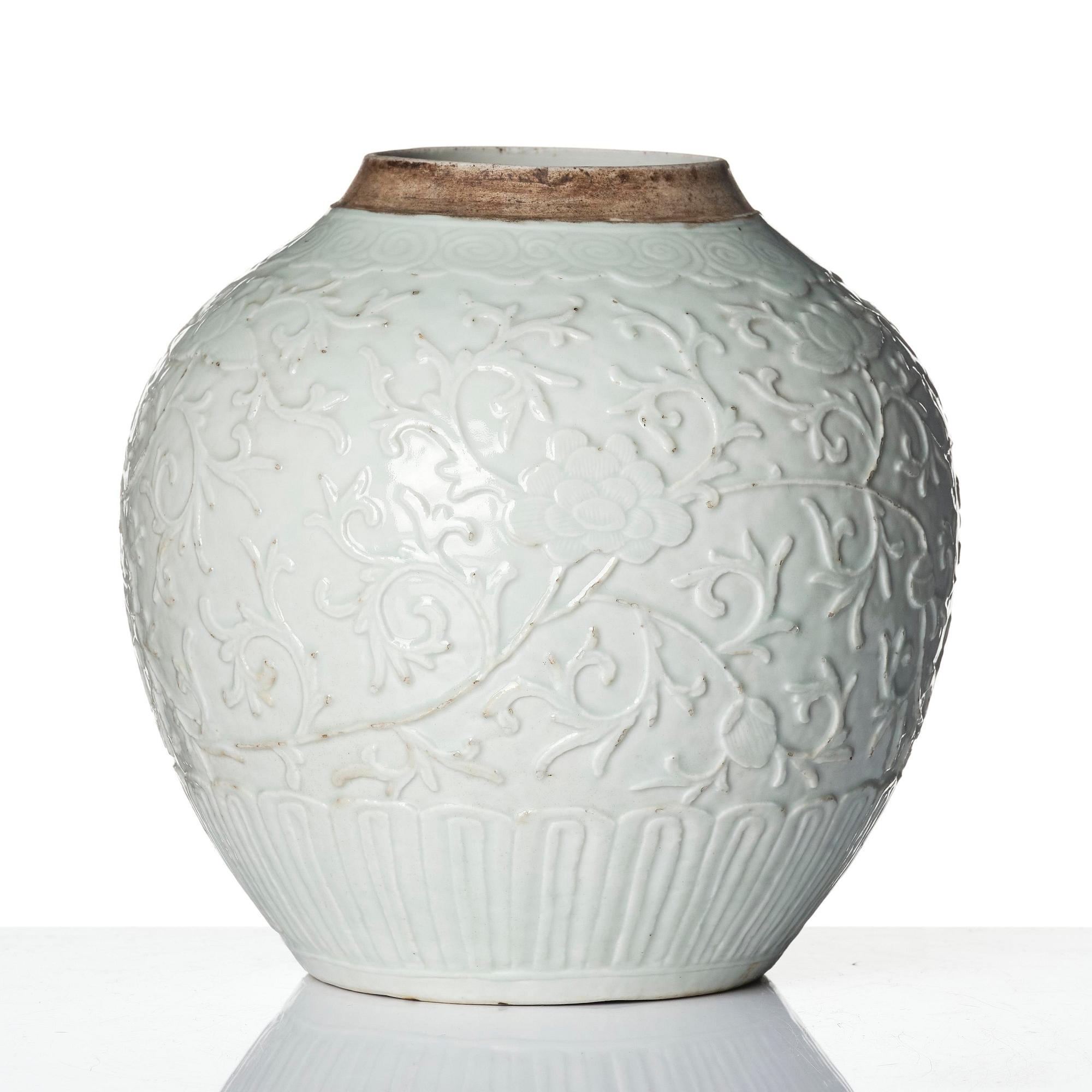 A blanc de chine jar, Qing dynasty, 19th century.