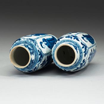 A matched pair blue and white vases, Qing dynasty Kangxi (1662-1722).