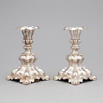 LJUSSTAKAR, ett par, silver, barockstil, CG Hallberg Stockholm 1946.