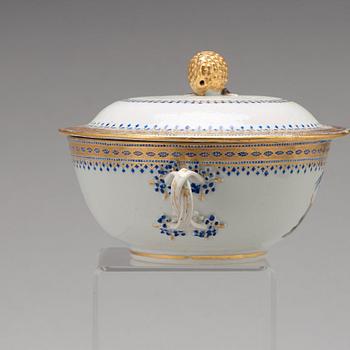 An armorial equelle with cover and a serving dish, Qing dynasty, Jiaqing (1796-1820).