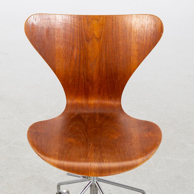 ARNE JACOBSEN, Swivel chair, "Sjuan", Fritz Hansen.  1960's.