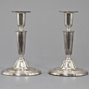 KANDELABER samt LJUSSTAKAR, ett par, CGH samt GAB, Stockholm, 1939 samt 1964. Tot vikt 785 g.