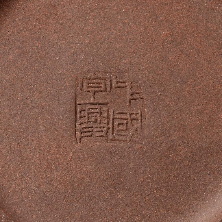 A group of three Chinese yixing teapots, 1970/80s.