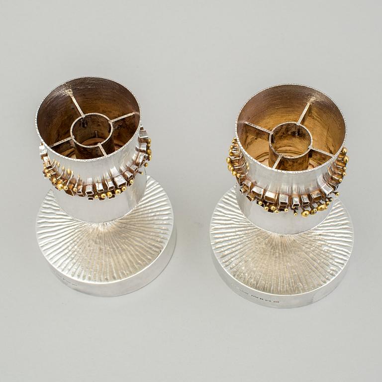 KARLHEINZ SAUER, ett par ljusstakar av silver, Västerås 1972.