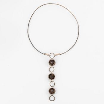 Lars Arby, halsring med hänge, silver med emalj.