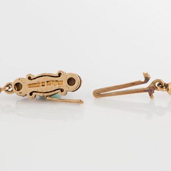 Collier av jadeitkulor diameter ca 4.2 - 9 mm lås 18K guld med krysopras samt två rosenslipade diamanter.