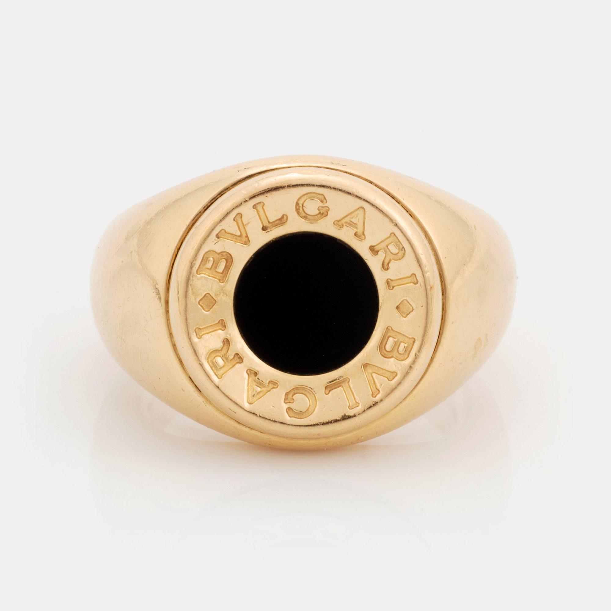 A Bulgari ring in 18K gold set with onyx.