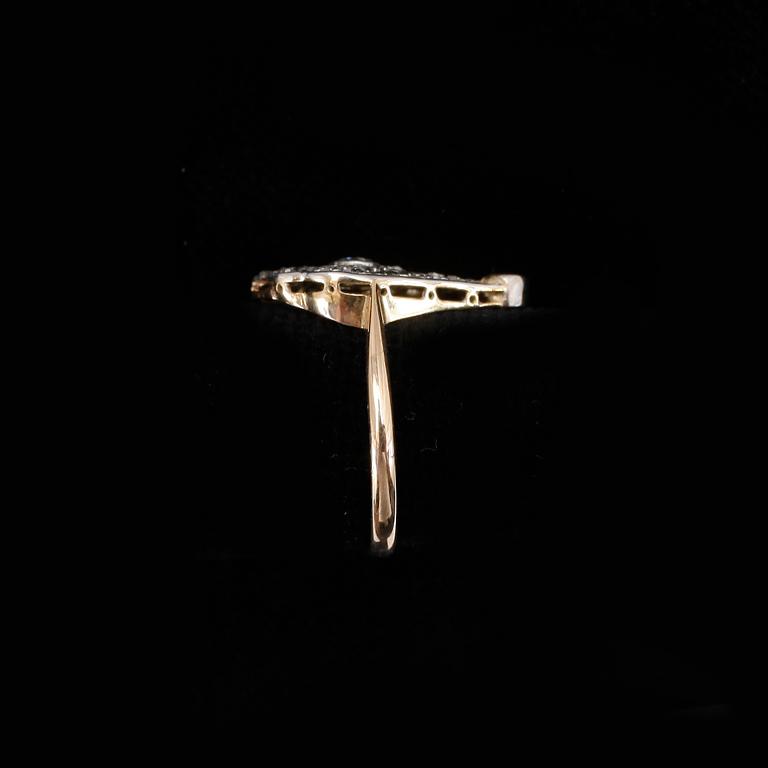 RING, Art Déco, rubin, briljanter och 18K guld. Guldringen Gustav Adolf Hamnstedt, Stockholm 1933. Tot ca 2.8 g.