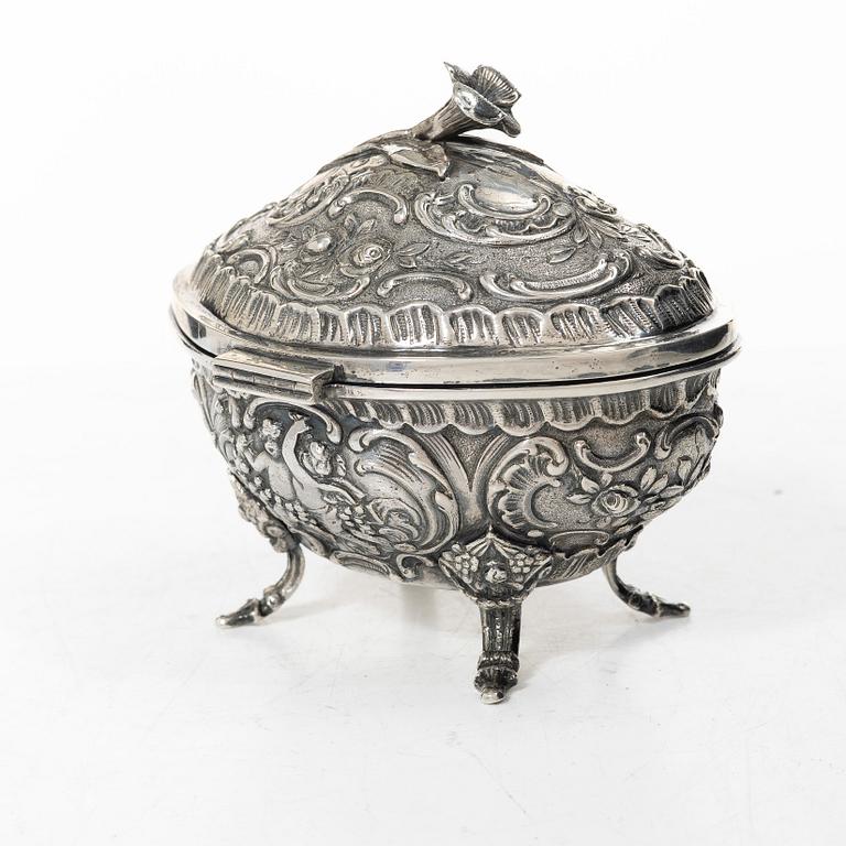 A Swedish silver sugar box, mark of AG Dufva, Stockholm 1913.