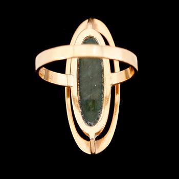 RING, 18K guld och mörk sten, Finland 1963. Total vikt ca 5 g.