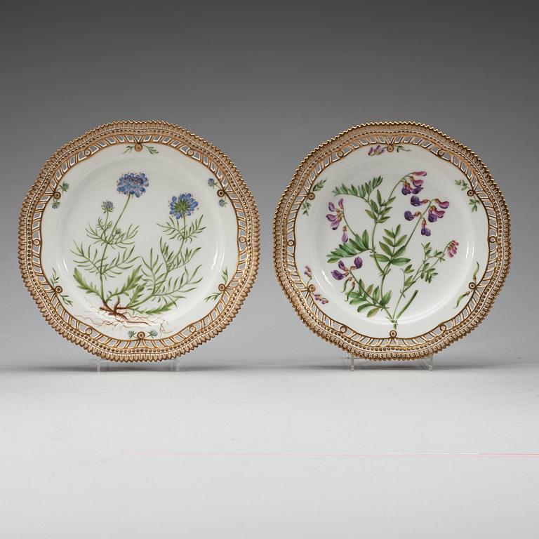 A set of 11 Royal Copenhagen 'Flora Danica' dinner plates, Denmark, early 20th Century.