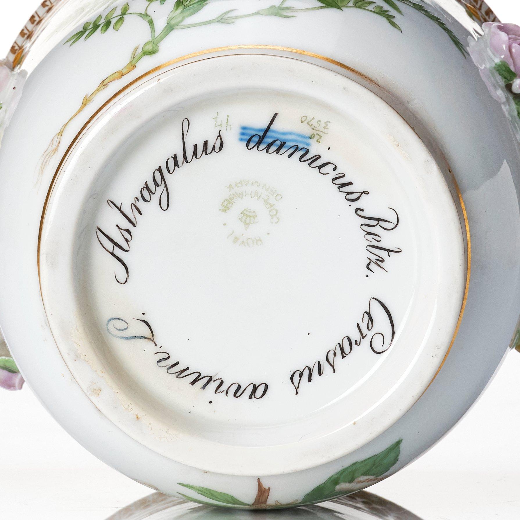 Vinkylare, porslin. Royal Copenhagen, 'Flora Danica', Danmark, 1900-tal.
