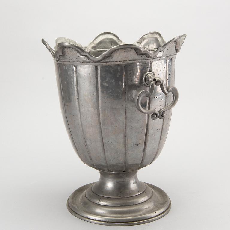 A first half och 20th century pewter Champange cooler.