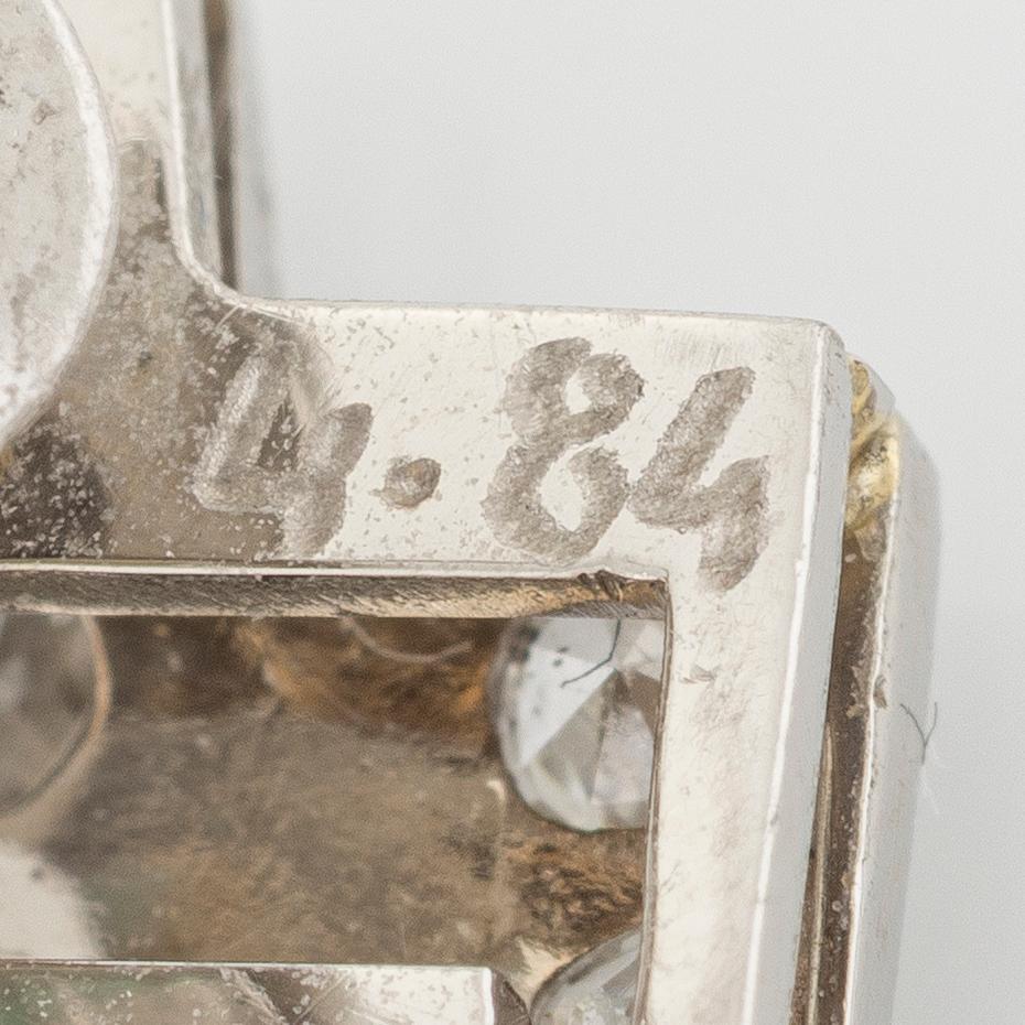 Örhängen platina med cabochonslipade smaragder och gammalslipade diamanter.