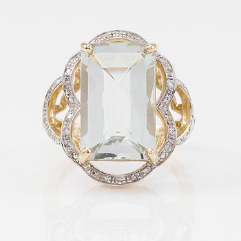 RING, 10K guld, mindre diamanter och grön kvarts.
