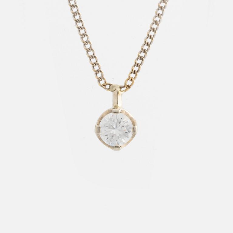 Örhängen samt hängsmycke med briljantslipade diamanter.