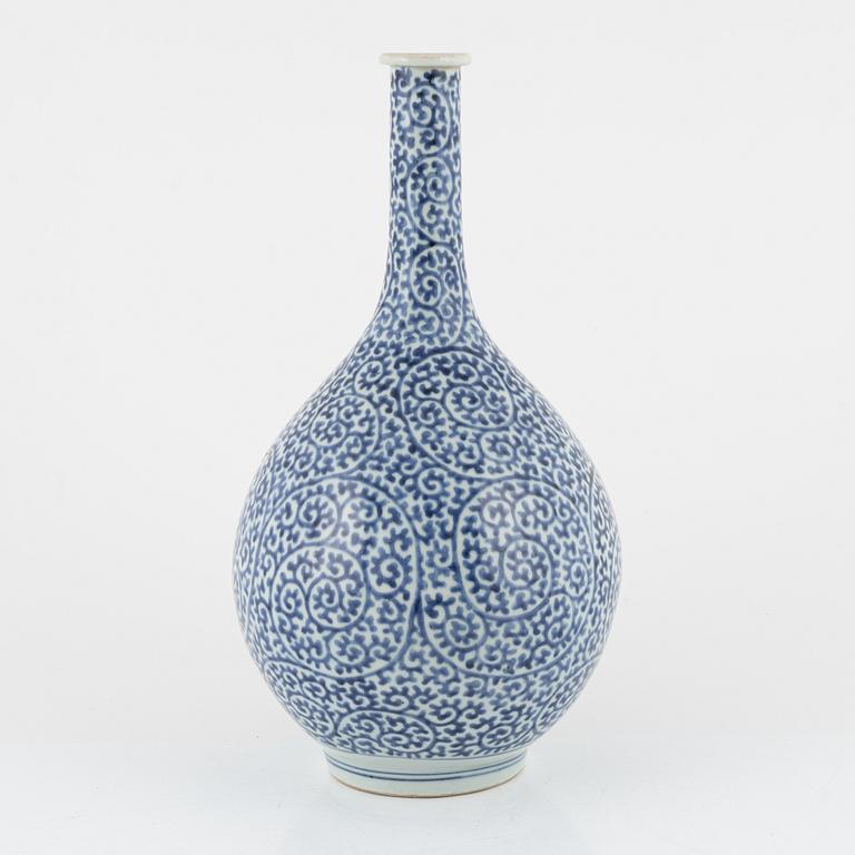 A blue and white Japanese vase, Edo period (1666-1868).