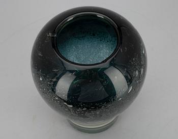 VAS/GLASSKULPTUR, sign. Heikki Orvola, Nuutajärvi Notsjö. 1900-talets senare hälft.