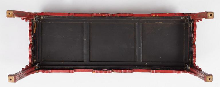 Altarbord, röd lack. Qingdynastin.