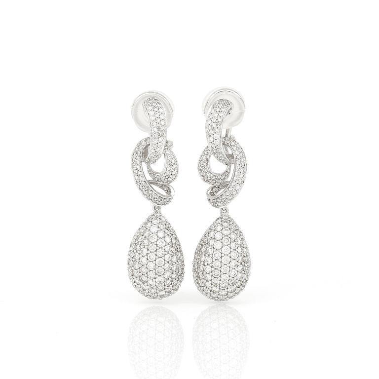 ÖRHÄNGEN, ett par, 18K vitguld med briljantslipade diamanter, tot ca 4,06 ct. Total vikt ca 11,60 g.