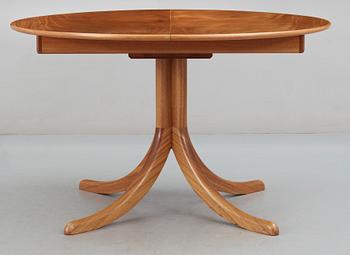 A Josef Frank mahogany dinner table by Svenskt Tenn.