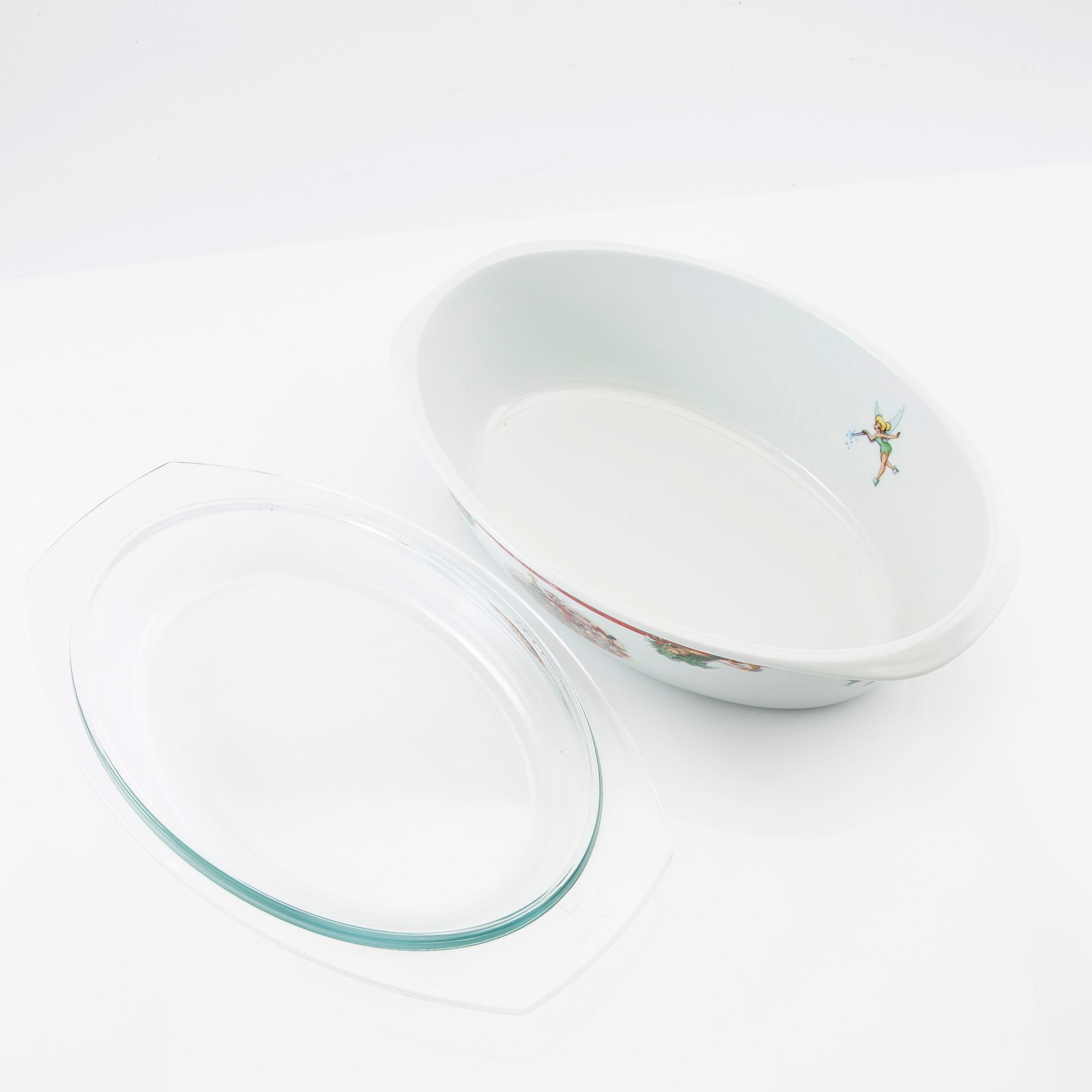 Stefan Lindahl service 46 pcs "Disney" for Fyrklövern late 20th century porcelain.